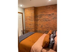 Tabla de planchar con plancha, wifi, ropa de cama