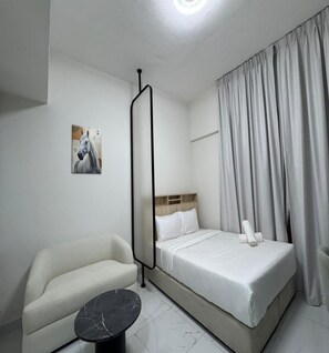 Premium bedding, free WiFi, bed sheets - Luxury Apartment with Pool Gym (Dubai)