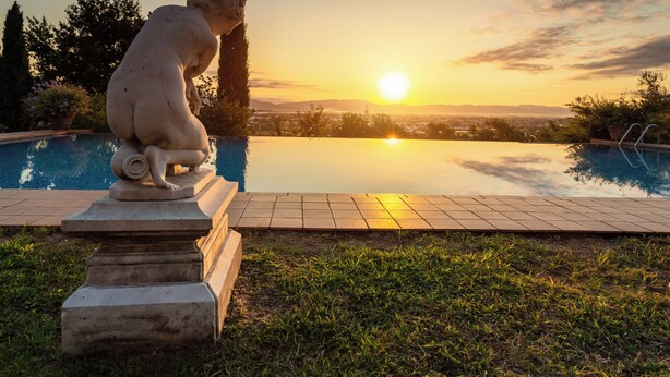 A statue by a pool with a sunset view. - Panoramic Tuscan villa with infinity pool, exclusive use, private garden (Montecarlo)