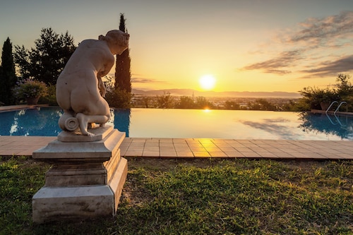 Panoramic Tuscan villa with infinity pool, exclusive use, private garden