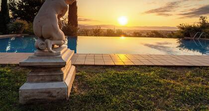 Panoramic Tuscan villa with infinity pool, exclusive use, private garden