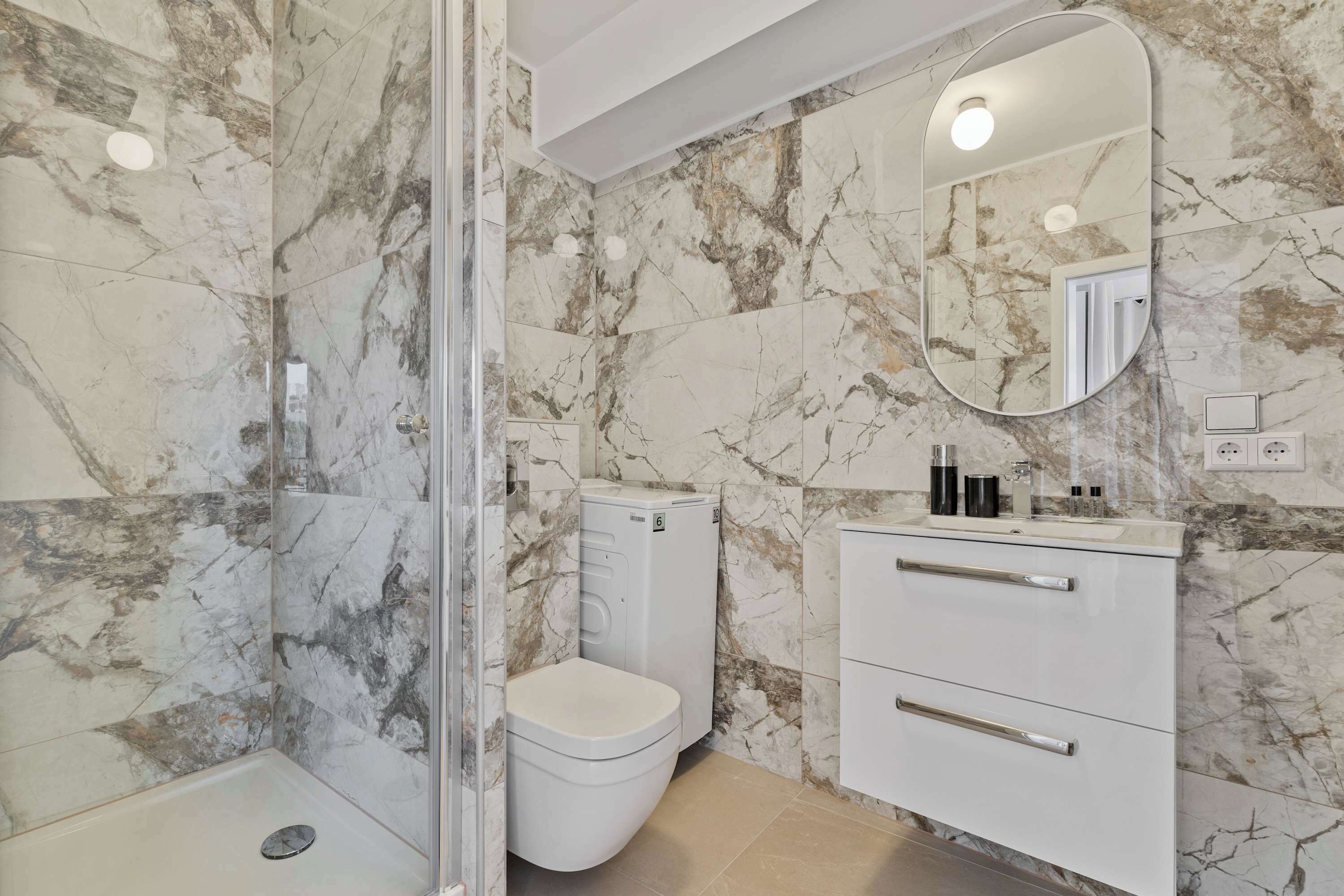 Een douche, een haardroger, handdoeken, shampoo