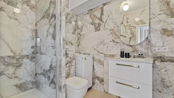 Douche, sèche-cheveux, serviettes fournies, shampoing