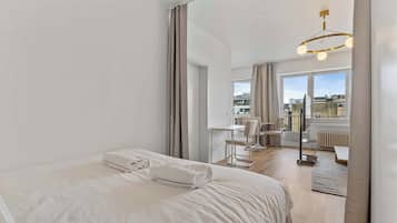 Escritorio, tabla de planchar con plancha, wifi y ropa de cama