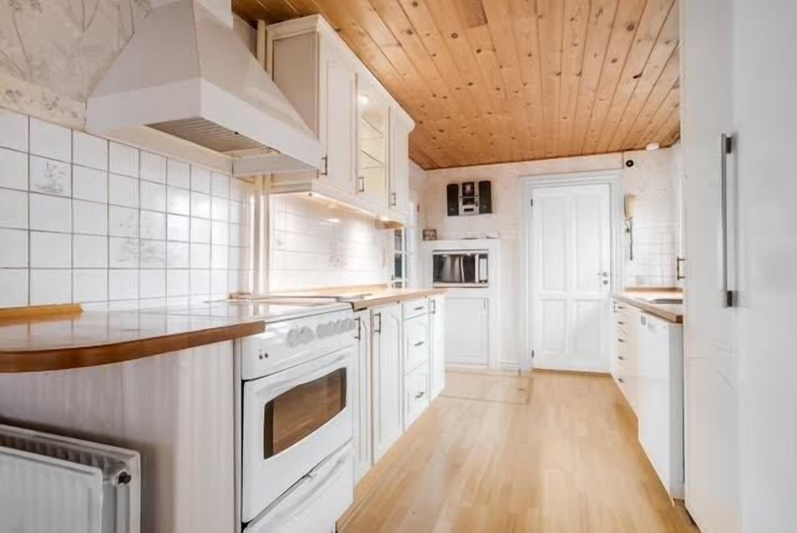 Køleskab, mikrobølgeovn, kogeplade, opvaskemaskine