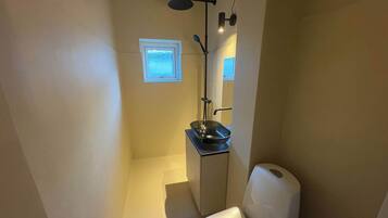 Bruser, gratis toiletartikler, hårtørrer, håndklæder