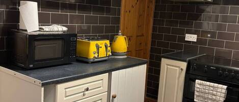 Kjøleskap, mikrobølgeovn, ovn og kokeplater