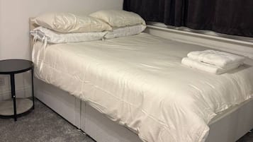 Desk, iron/ironing board, WiFi, bed sheets