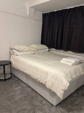 Desk, iron/ironing board, WiFi, bed sheets - Two Bedroom Entire House near Heathrow Easy Book (Greater London)