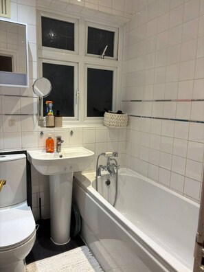 Hair dryer - Two Bedroom Entire House near Heathrow Easy Book (Greater London)
