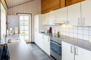 ثلاجة، موقد طهي مسطح، غسالة أطباق، مستلزمات طهي/أطباق/أوعية