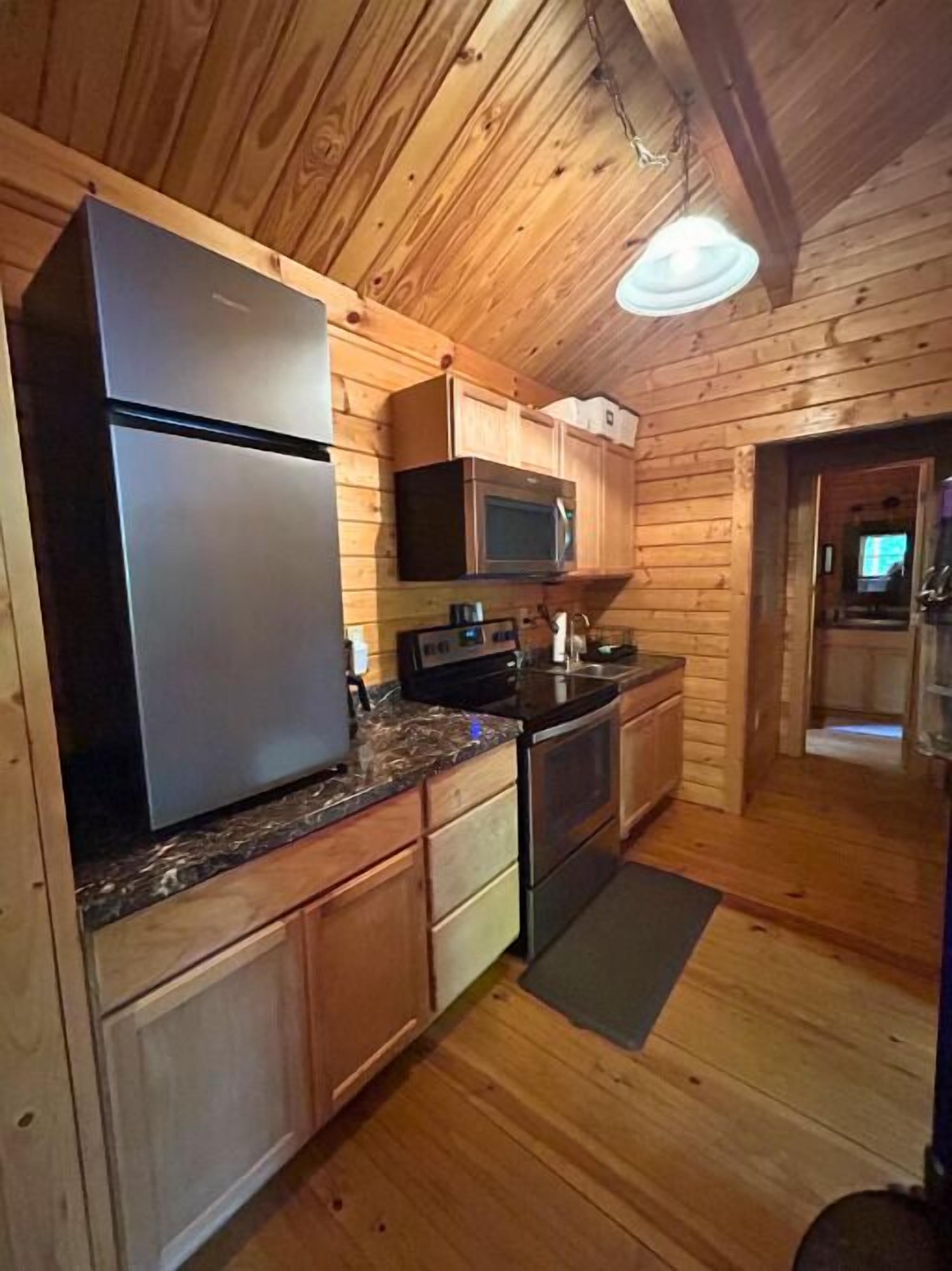 Kylskåp, mikrovågsugn, ugn och spishäll