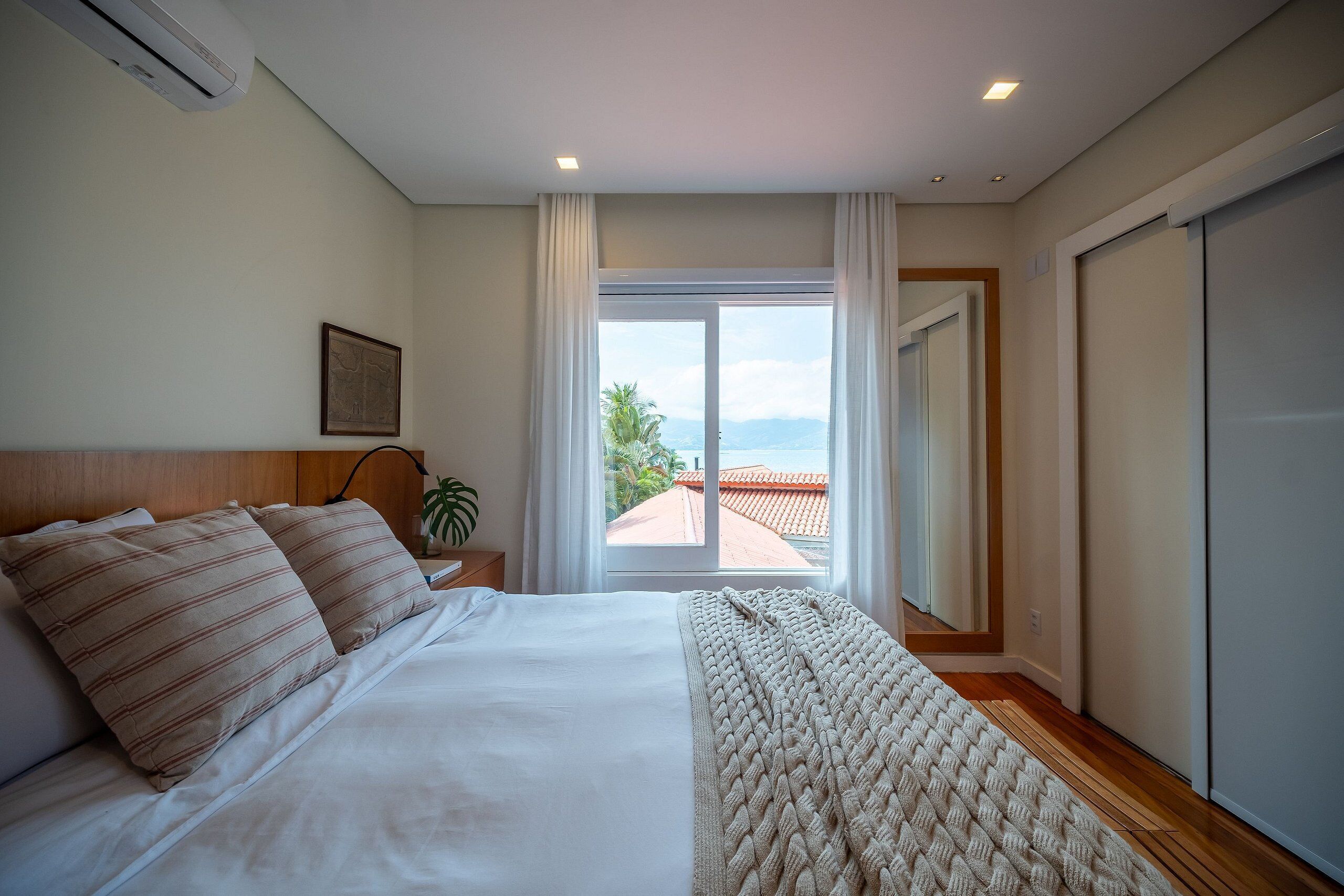 Vila básica | Cofres nos quartos, cortinas blackout, Wi-Fi de cortesia