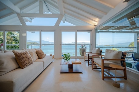Área de sala de estar. Angra - Mombaça | Mansão Espetacular Beira-Mar, 7 Suites - por Casapē Rio