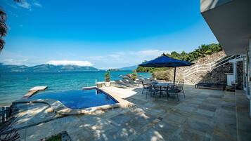 Basic Villa | Outdoor dining