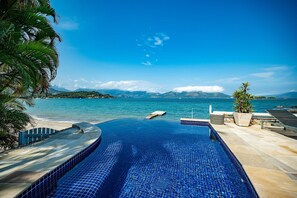 A swimming pool with a view of the sea and mountains. - Angra - Mombaça | Mansão Espetacular Beira-Mar, 7 Suites - por Casapē Rio (Angra dos Reis)