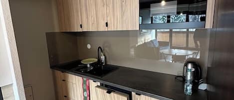 Departamento Deluxe, balcón | Cocineta privada | Refrigerador, parrilla de estufa, lavavajillas y cafetera y tetera