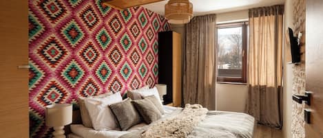 Deluxe-Apartment, Balkon | Wohnbereich | Flachbildfernseher