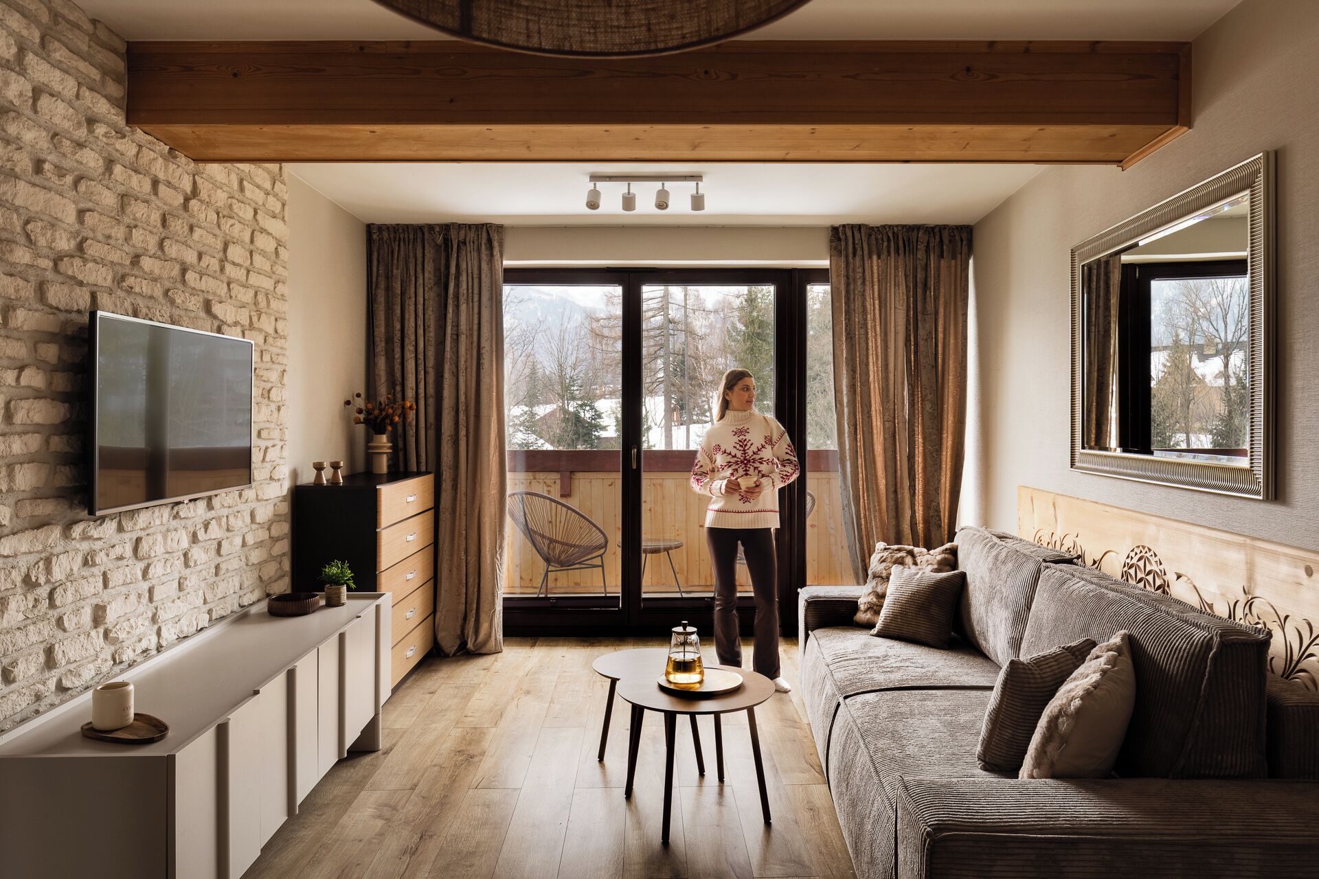 Leilighet – deluxe, balkong | Oppholdsområde | Flatskjerm-TV
