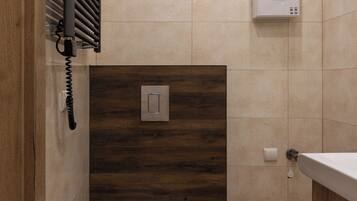 Deluxe Apartment, Balcony | Bathroom | Hair dryer, towels, soap, shampoo