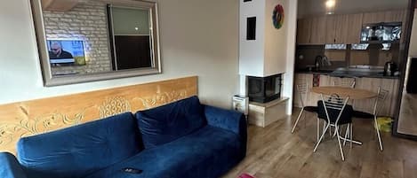Appartement Deluxe, balcon | Aire de séjour | Téléviseur à écran plat