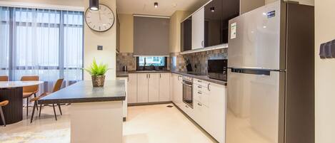 Kjøleskap, mikrobølgeovn, ovn og kokeplater