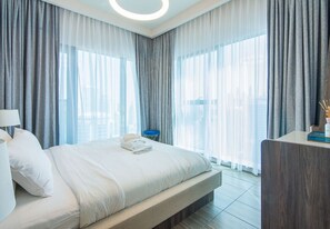 Iron/ironing board, free WiFi, bed sheets - LAKE VIEW-2BR, MBL Residences (Dubai)