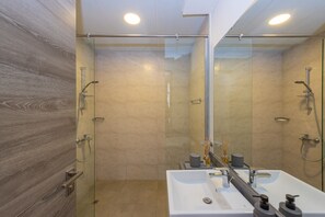 Shower, hair dryer, towels, soap - Charming 1 bedroom in JVC (Dubai)