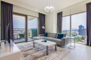 TV - Cozy 2BR in Zaabeel Second (Dubai)