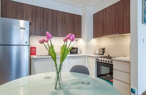 Fridge, microwave, oven, stovetop - Cozy 1br in Dubai Hills (Dubai)