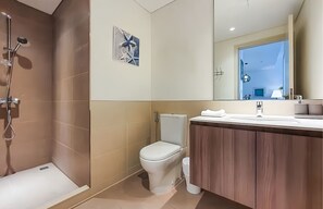 Shower, hair dryer, towels, soap - Cozy 1br in Dubai Hills (Dubai)