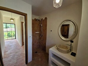 Shower, hair dryer, towels, toilet paper - House U Pétra pool / 10 pers. (Oletta)