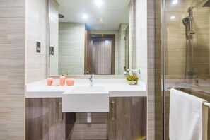 Shower, hair dryer, towels, shampoo - Amazing - 1BR in JLT (Dubai)