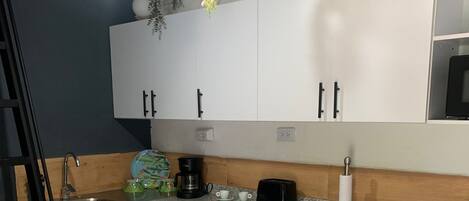 Jääkaappi, mikroaaltouuni, liesi, kahvin-/teenkeitin