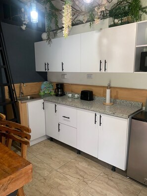 冰箱、微波炉、炉灶、茶具/  咖啡用具