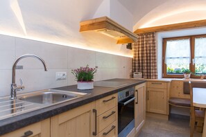 Frigorifero, forno, piano cottura, lavastoviglie