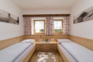 WiFi, bed sheets - Holiday Home 'Golserhof' with Mountain View, Shared Terrace and Wi-Fi (Monguelfo-Tesido BZ)