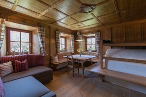 TV - Holiday Home 'Golserhof' with Mountain View, Shared Terrace and Wi-Fi (Monguelfo-Tesido BZ)