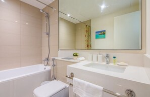 Hair dryer, towels, soap, shampoo - Charming 1br in Dubai Hills (Dubai)
