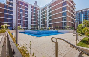 Pool - Charming 1br in Dubai Hills (Dubai)