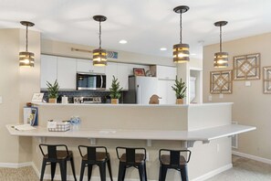 Fridge, microwave, oven, stovetop - The Ozark Getaway Stay for 6 (Kimberling City)