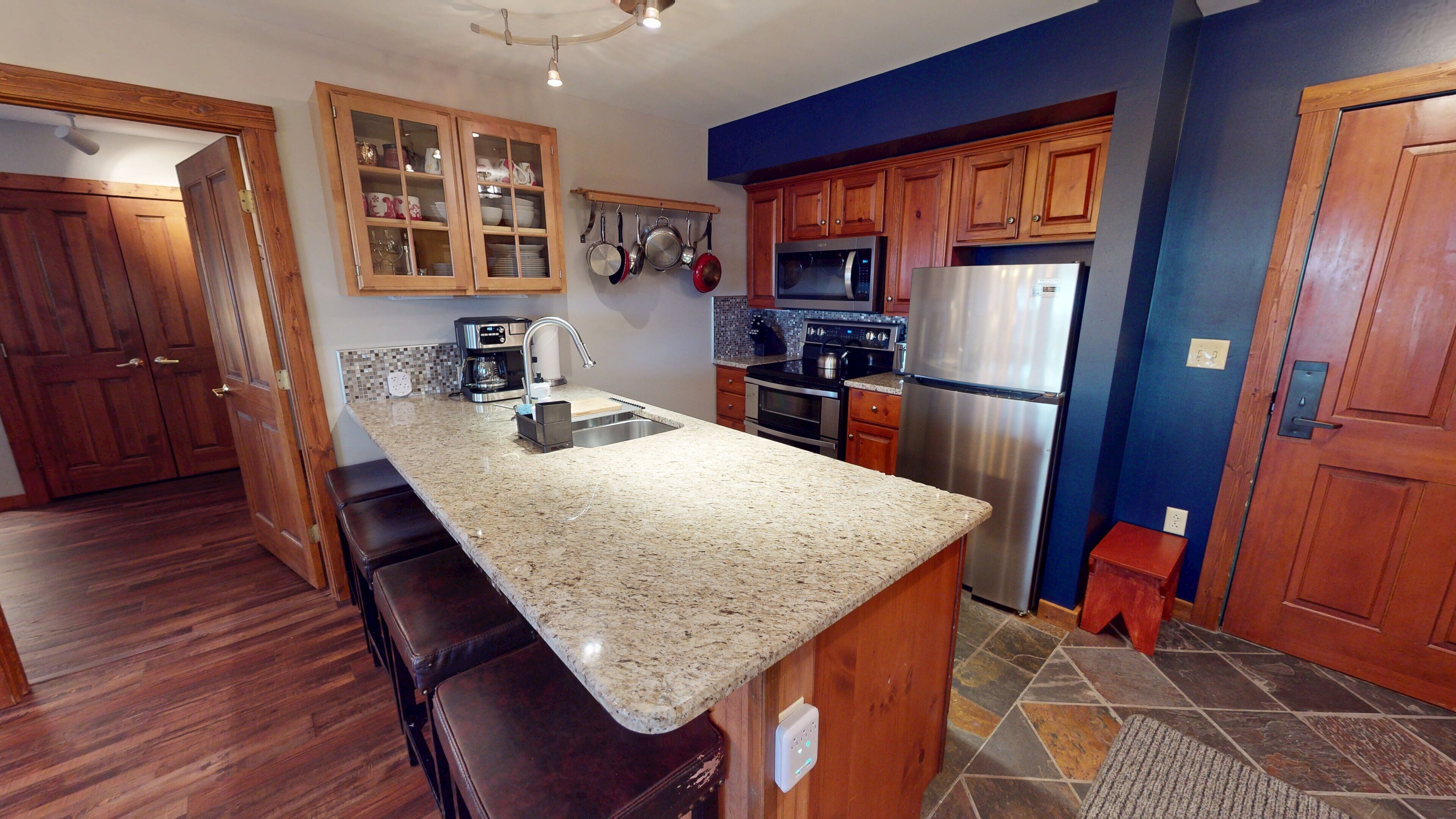 Kjøleskap, mikrobølgeovn, ovn og oppvaskmaskin