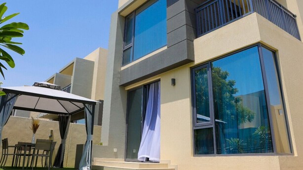 A modern two-story building with large windows and a balcony. - 4BR + Maids Villa in Maple 2, Dubai Hills (Dubai)