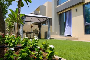 Outdoor dining - 4BR + Maids Villa in Maple 2, Dubai Hills (Dubai)
