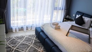 A modern bedroom with a bed, a bedside table, and a view through sheer curtains. - 4BR + Maids Villa in Maple 2, Dubai Hills (Dubai)