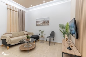 Smart TV - Danae's - Luxury & Modern Apartment in Egaleo-Athens (Egaleo)