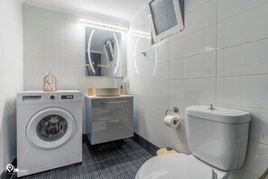 Shower, hair dryer, towels, soap - Danae's - Luxury & Modern Apartment in Egaleo-Athens (Egaleo)