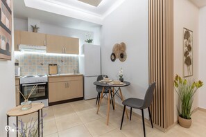 Fridge, microwave, oven, stovetop - Danae's - Luxury & Modern Apartment in Egaleo-Athens (Egaleo)