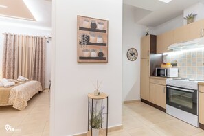 Fridge, microwave, oven, stovetop - Danae's - Luxury & Modern Apartment in Egaleo-Athens (Egaleo)