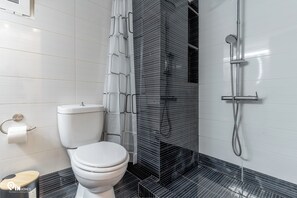 Shower, hair dryer, towels, soap - Danae's - Luxury & Modern Apartment in Egaleo-Athens (Egaleo)